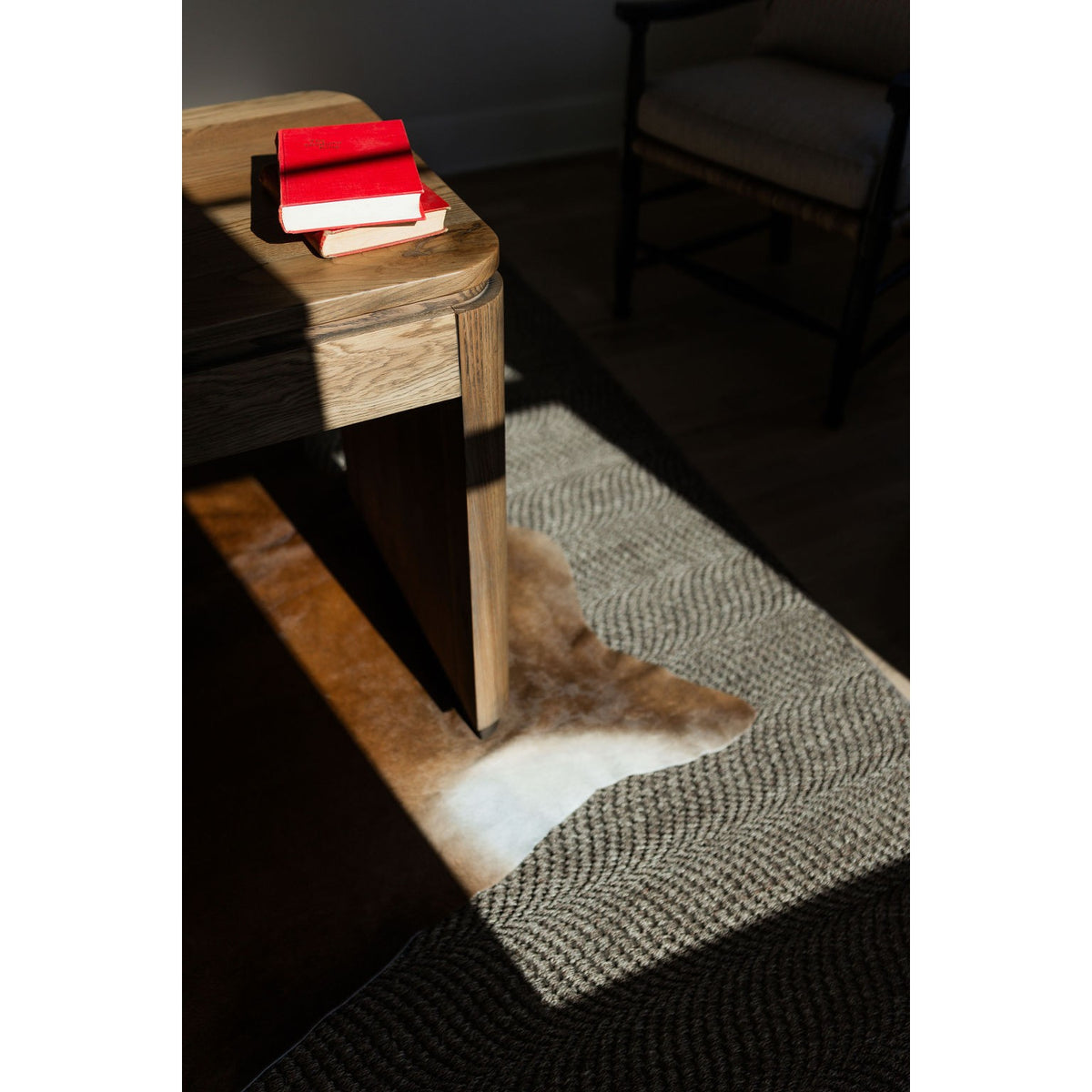 Yutzy Woodworking Rialto Writing Desk — rounded corner detail